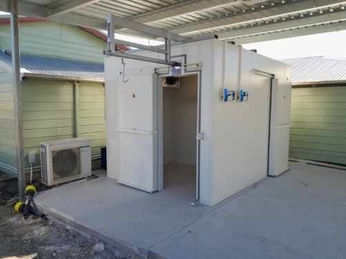 Walk-in cool room installation with external condenser unit